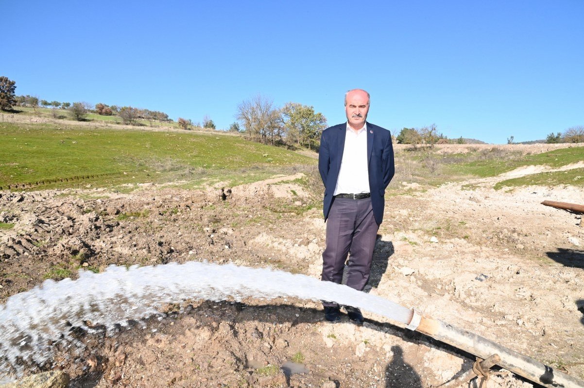 Su sıkıntısı yaşayan mahalleyi sevindiren sondaj