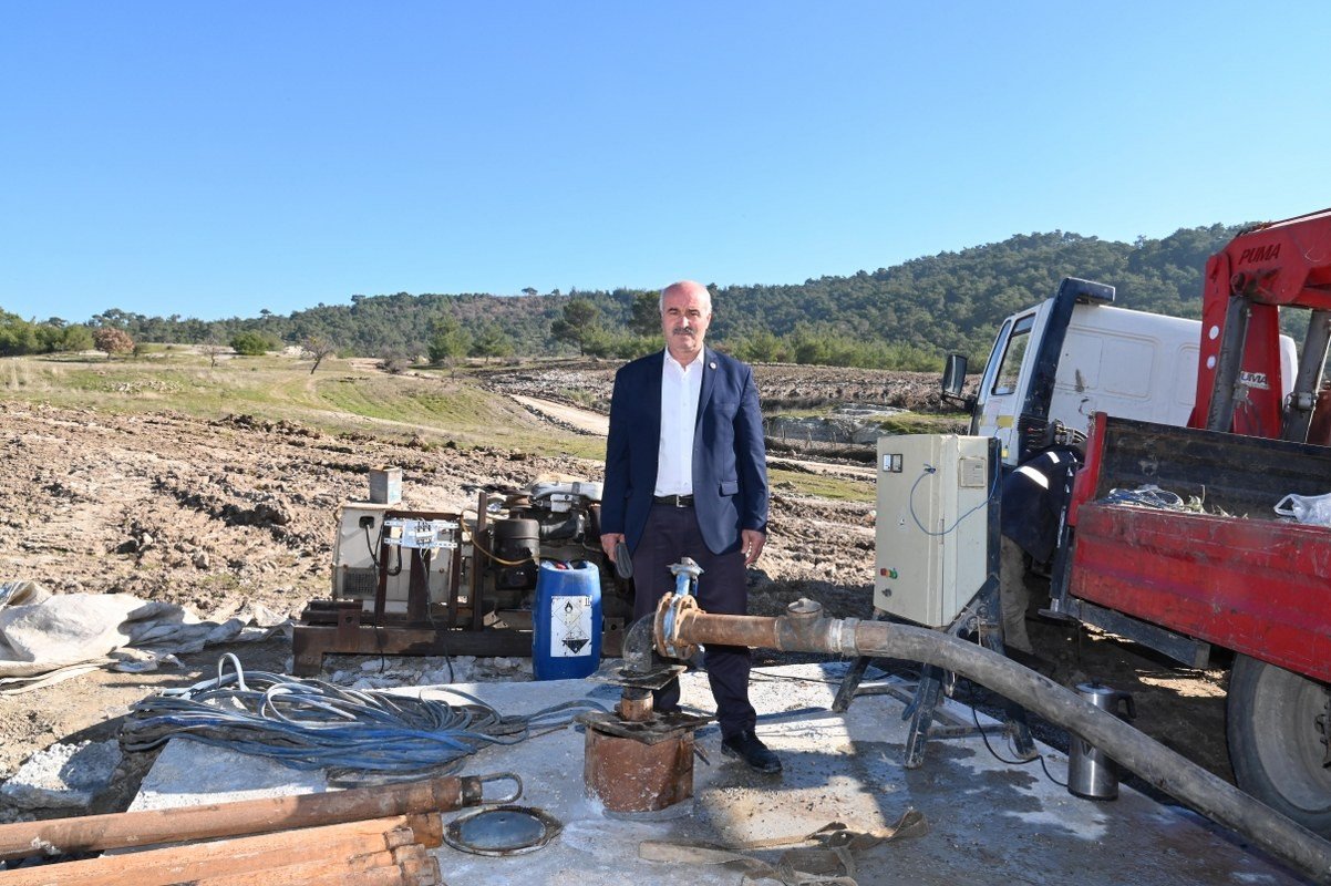 Su sıkıntısı yaşayan mahalleyi sevindiren sondaj