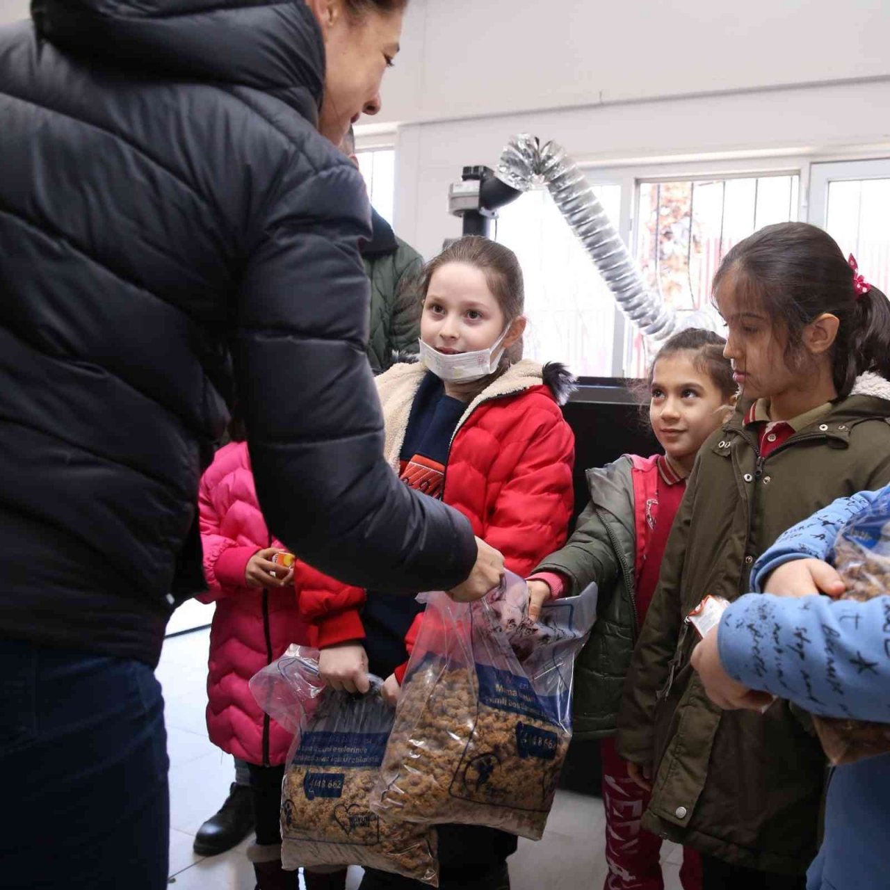 Minik öğrenciler mamaların nasıl üretildiğini gördü