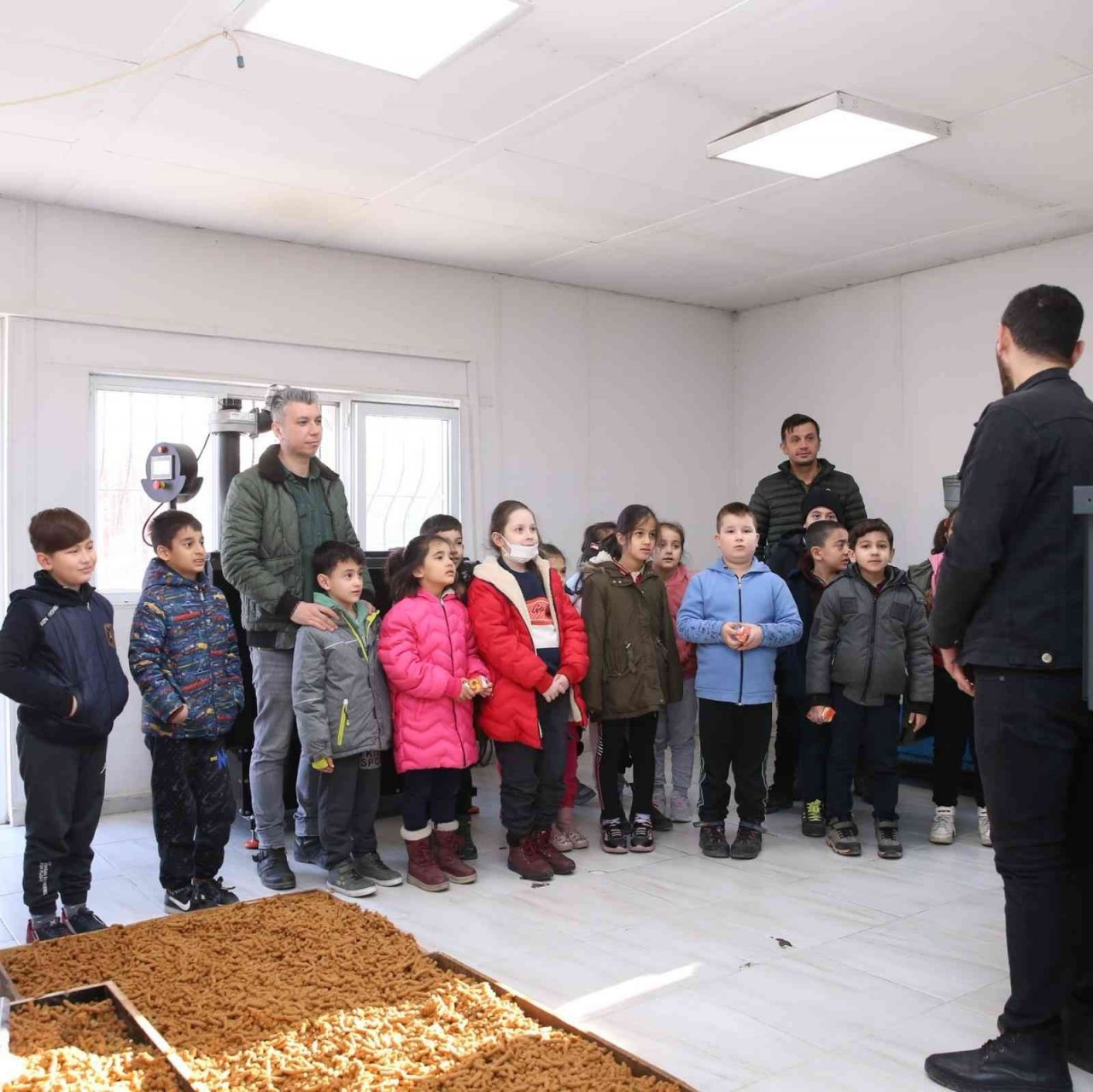 Minik öğrenciler mamaların nasıl üretildiğini gördü