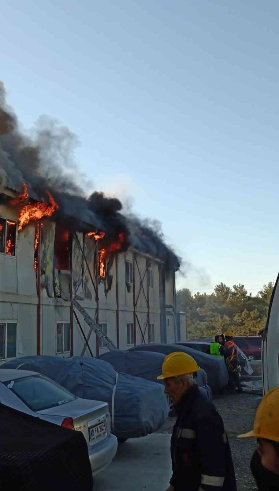 İşçilerin kaldığı yatakhanede çıkan yangın korkuttu