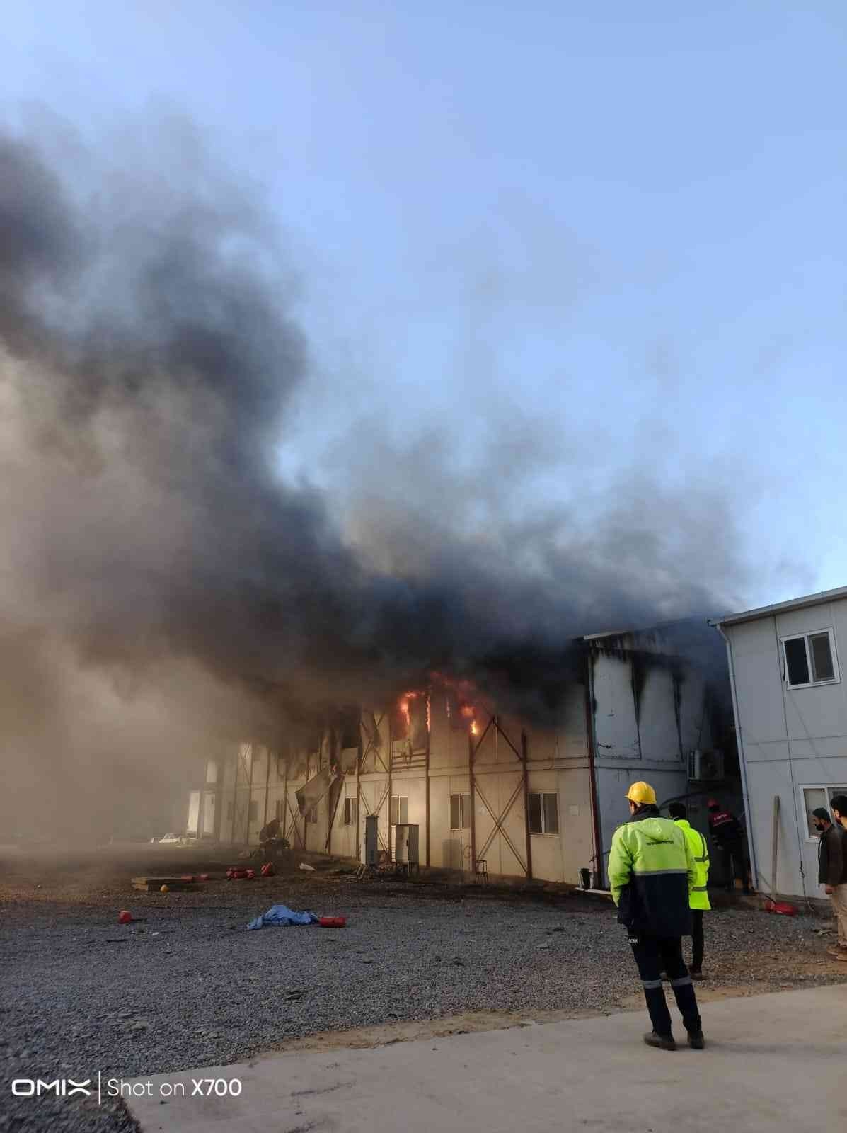 İşçilerin kaldığı yatakhanede çıkan yangın korkuttu