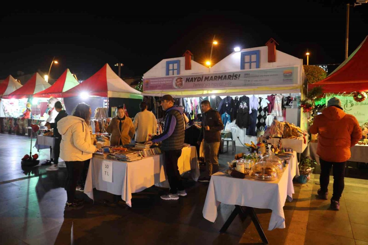 Marmaris 19 Mayıs Gençlik Meydanı cıvıl cıvıl