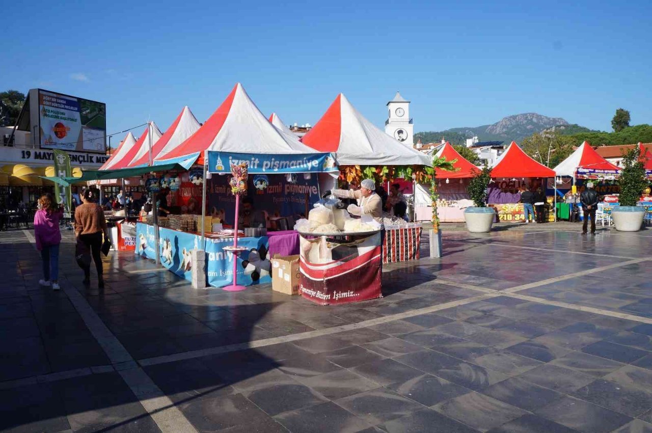 Marmaris 19 Mayıs Gençlik Meydanı cıvıl cıvıl