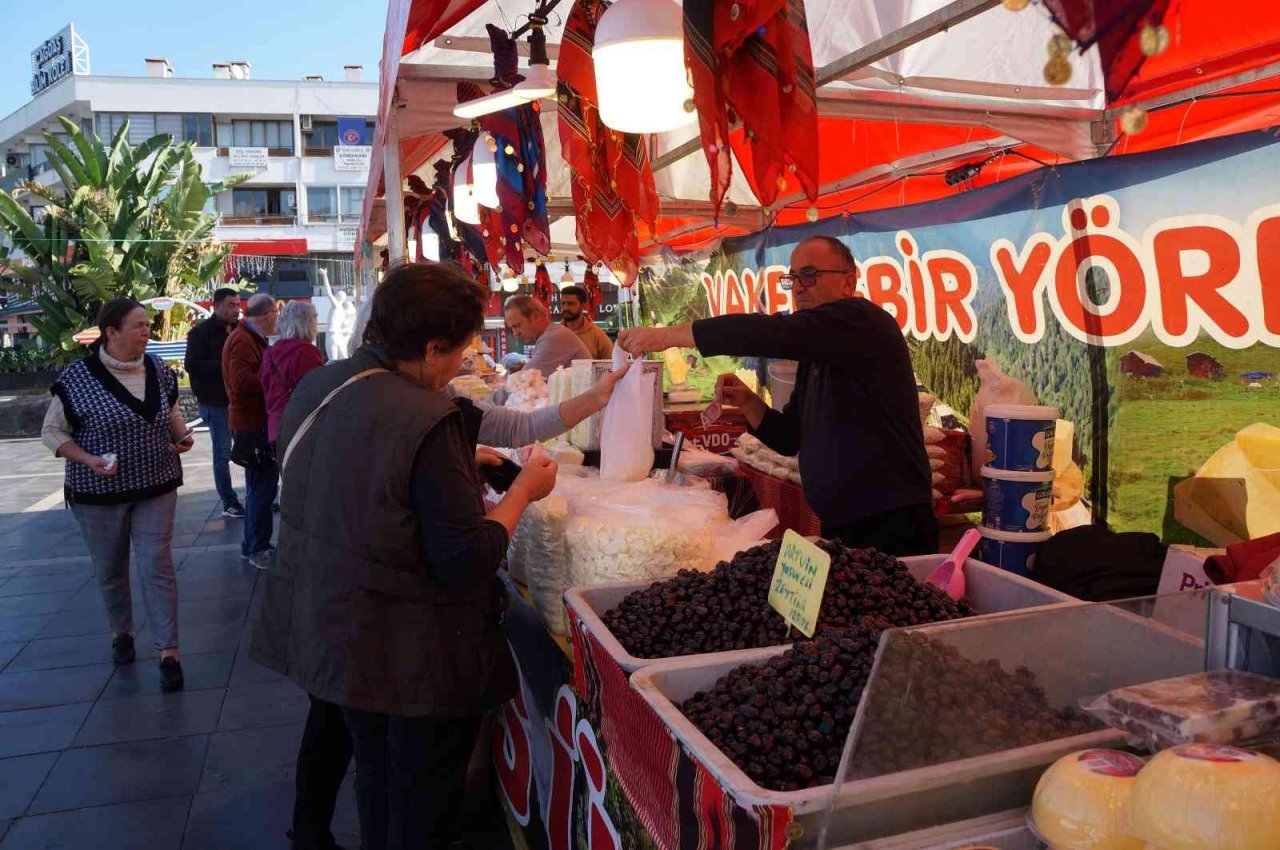 Marmaris 19 Mayıs Gençlik Meydanı cıvıl cıvıl