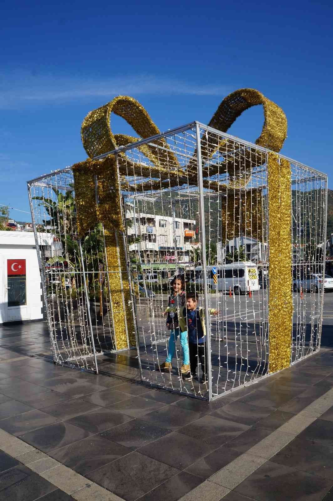 Marmaris 19 Mayıs Gençlik Meydanı cıvıl cıvıl