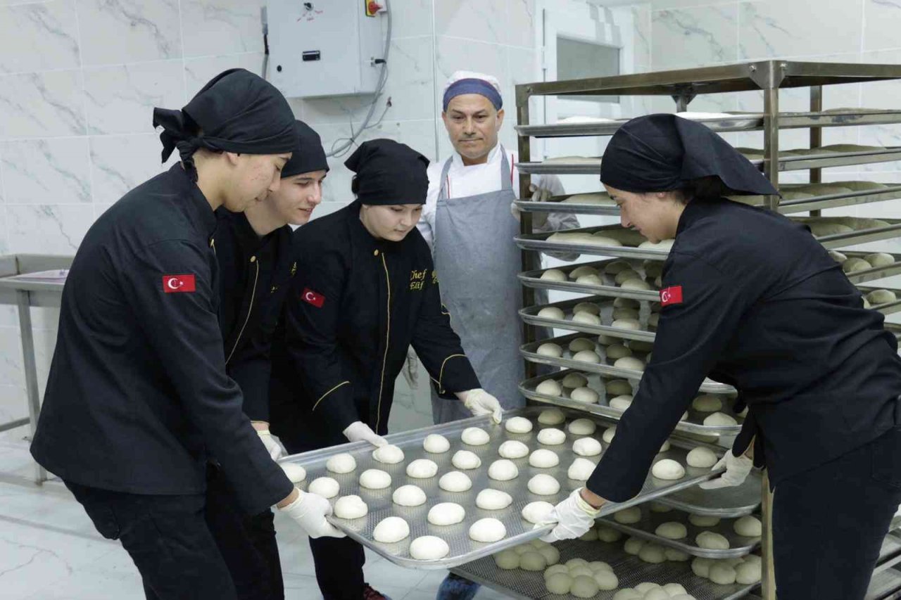 Muğla’da meslek lisesinde ekmek üretimi başladı