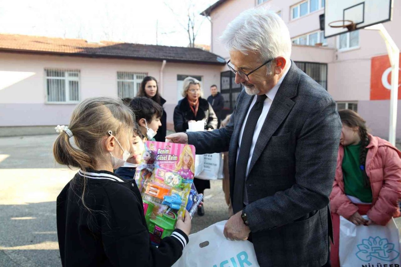Başkan Erdem’den çocukların yüzünü güldürdü