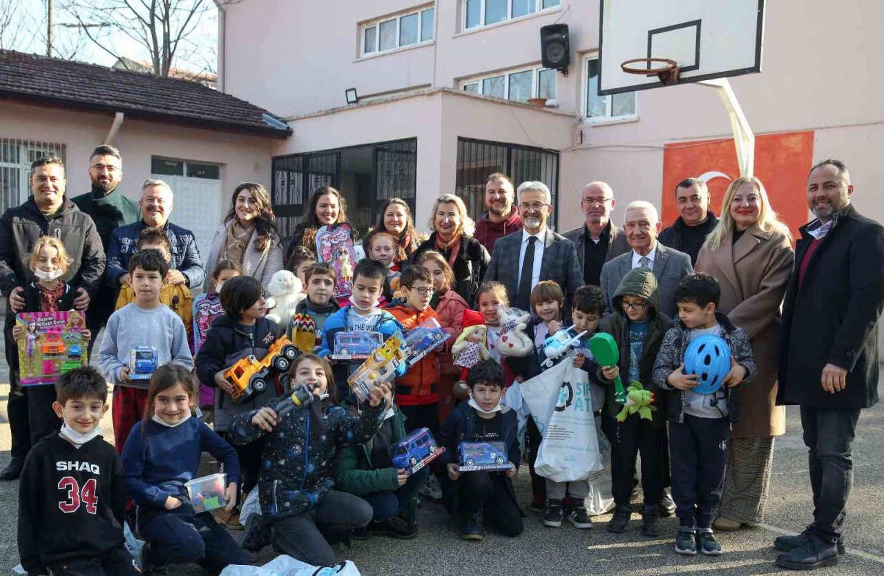 Başkan Erdem’den çocukların yüzünü güldürdü