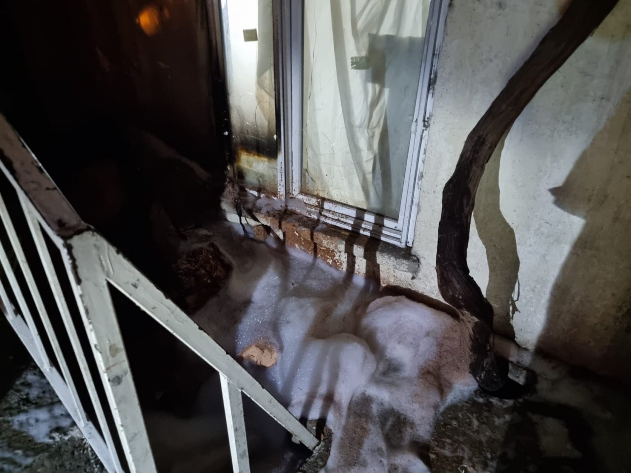 Kahramanmaraş’ta ev yangını: İfaiye erleri 8 kişiyi alevlerin arasından çıkardı