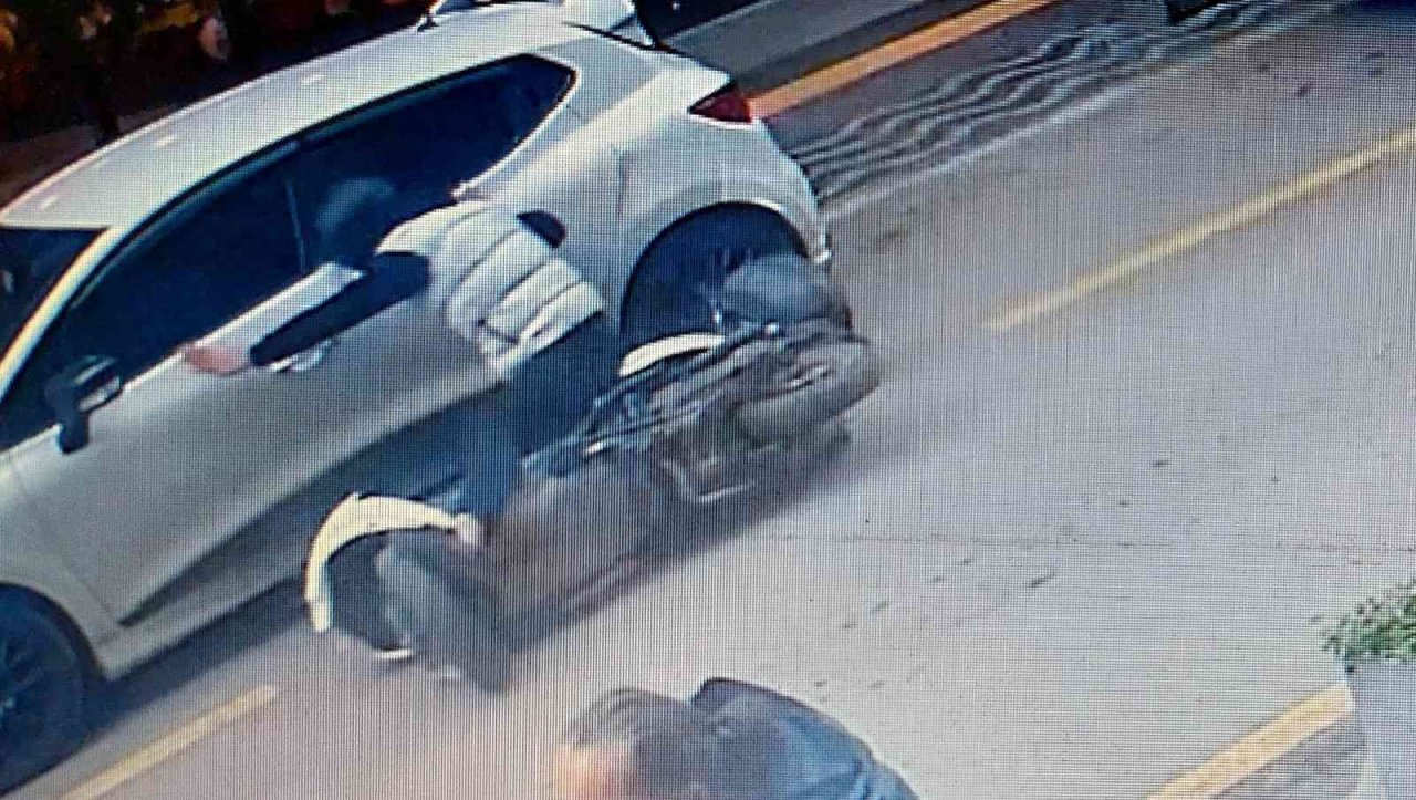 Motosikletin kadına çarpma anı kamerada