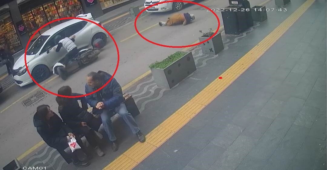 Motosikletin kadına çarpma anı kamerada