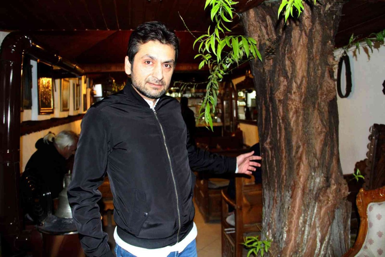 Kafenin ortasından yükselen ağaç dikkat çekiyor