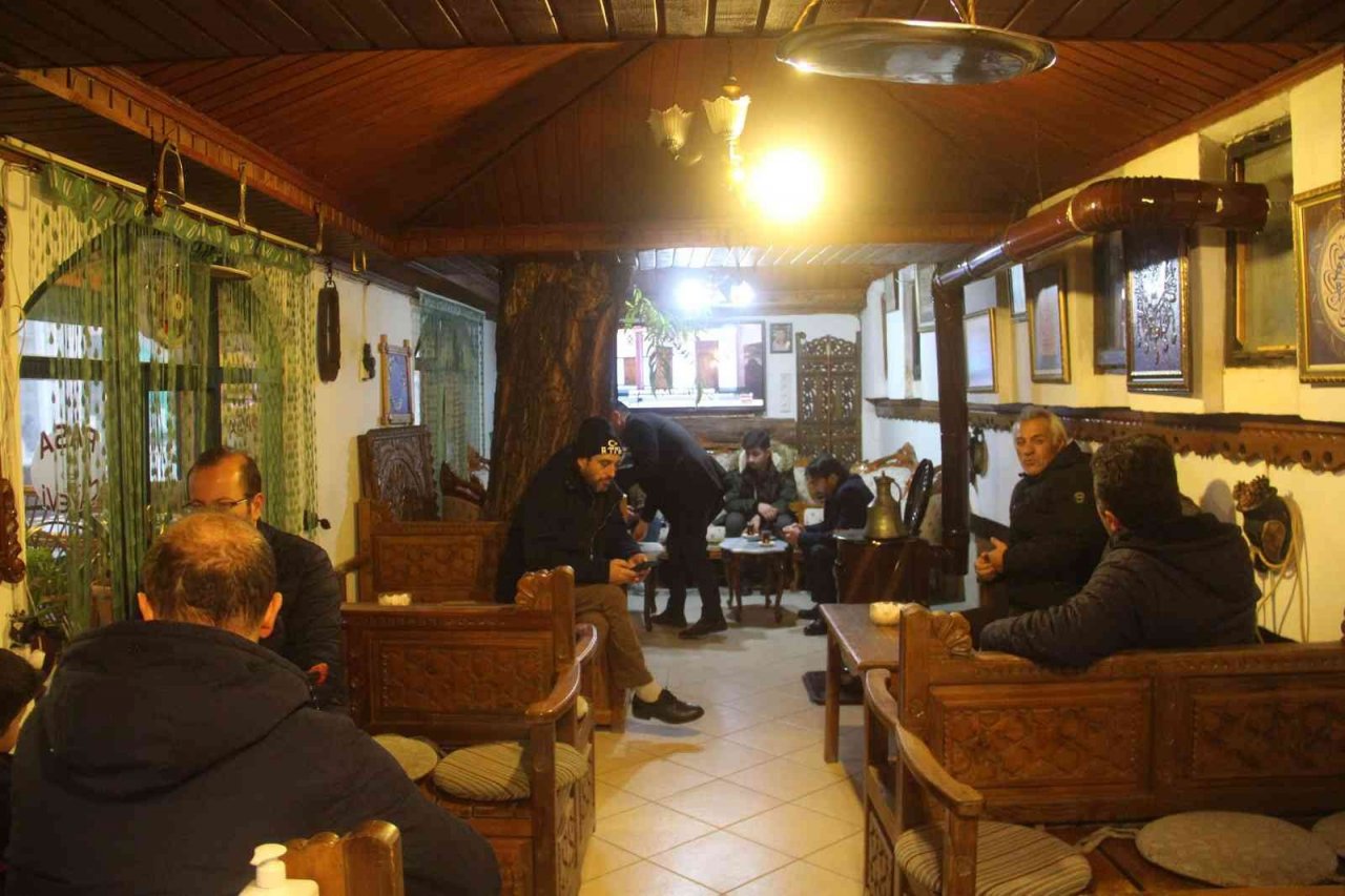 Kafenin ortasından yükselen ağaç dikkat çekiyor