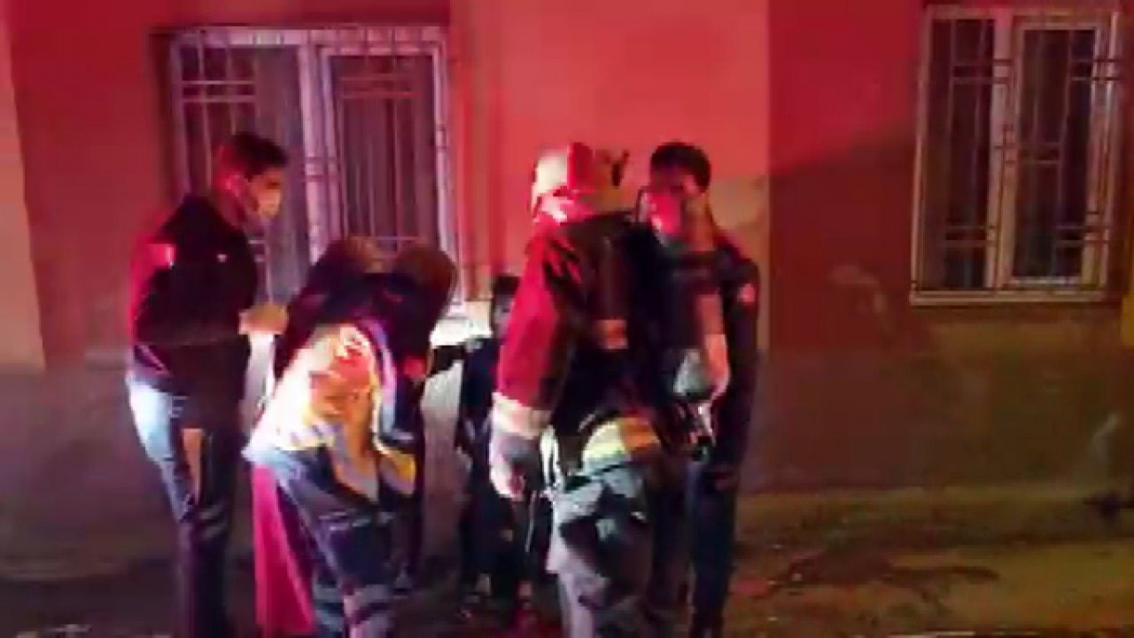 Kahramanmaraş’ta ev yangını: İfaiye erleri 8 kişiyi alevlerin arasından çıkardı