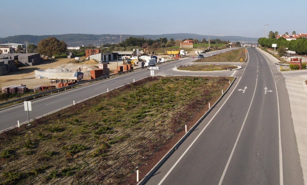 Seferihisar’da kara yollarının yaptığı peyzaj düzenlemesinde sona doğru