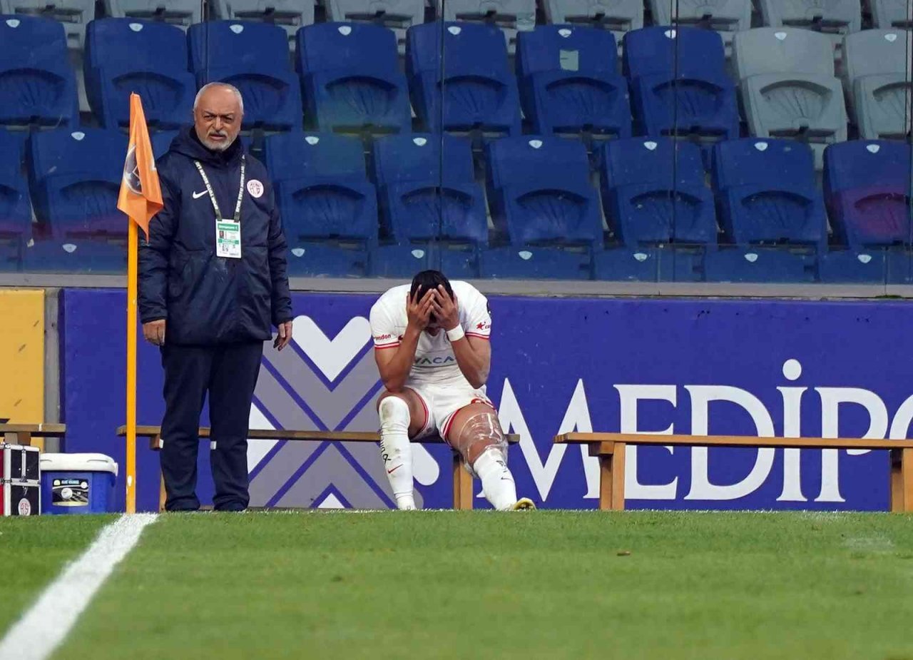 Spor Toto Süper Lig: Medipol Başakşehir: 0 -Antalyaspor: 0 (İlk yarı)