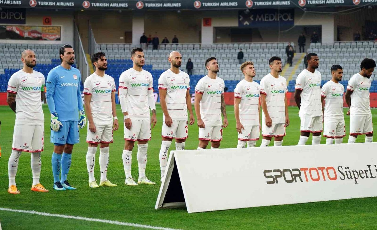 Spor Toto Süper Lig: Medipol Başakşehir: 0 -Antalyaspor: 0 (İlk yarı)