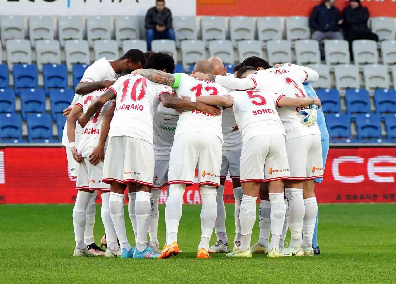 Spor Toto Süper Lig: Medipol Başakşehir: 0 -Antalyaspor: 0 (İlk yarı)
