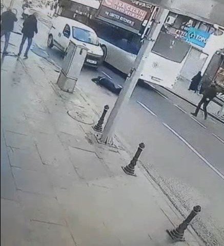 Aracın çarptığı yayanın havaya savrulduğu anlar kameraya yansıdı