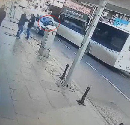 Aracın çarptığı yayanın havaya savrulduğu anlar kameraya yansıdı