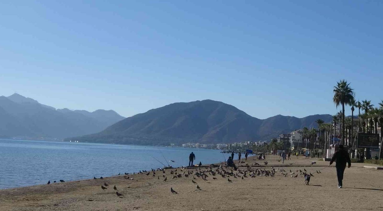Ülkenin doğusunda kar, Marmaris’te deniz keyfi