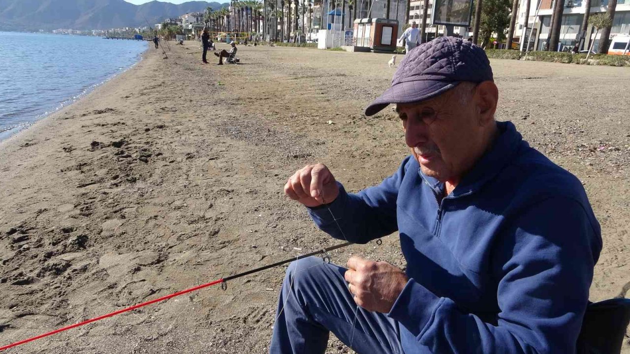 Ülkenin doğusunda kar, Marmaris’te deniz keyfi