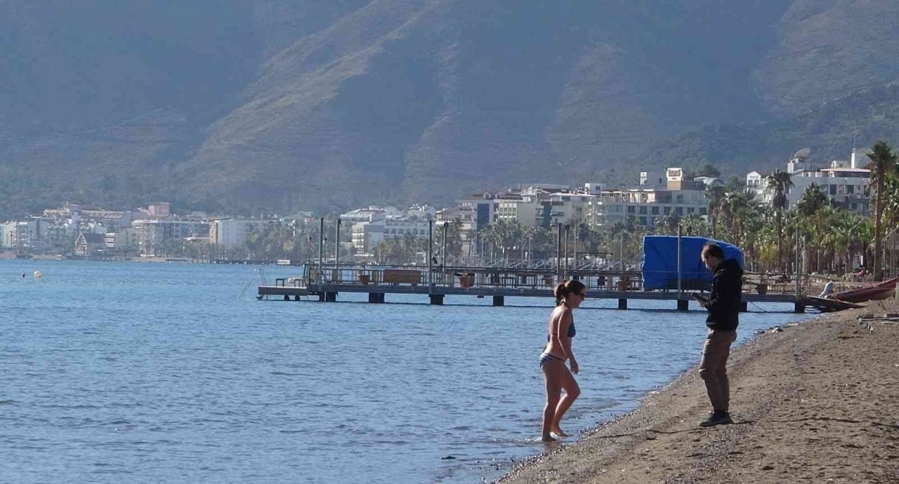 Ülkenin doğusunda kar, Marmaris’te deniz keyfi