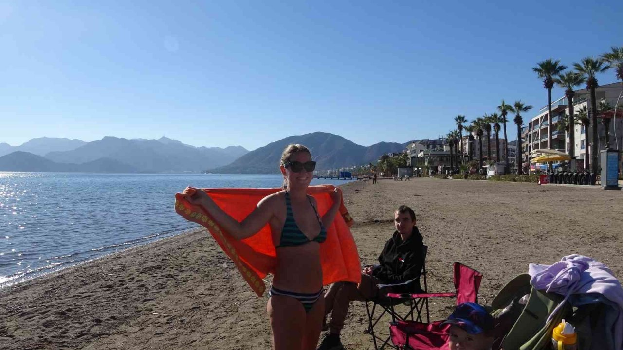 Ülkenin doğusunda kar, Marmaris’te deniz keyfi