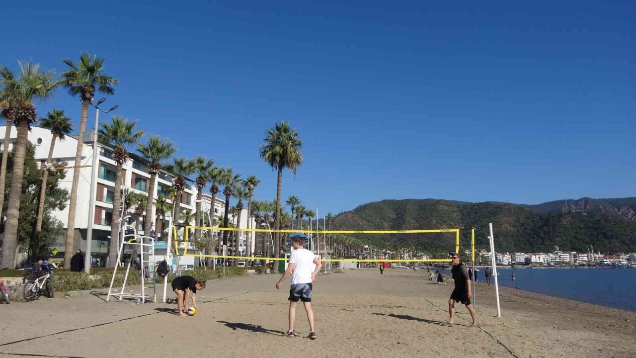 Ülkenin doğusunda kar, Marmaris’te deniz keyfi