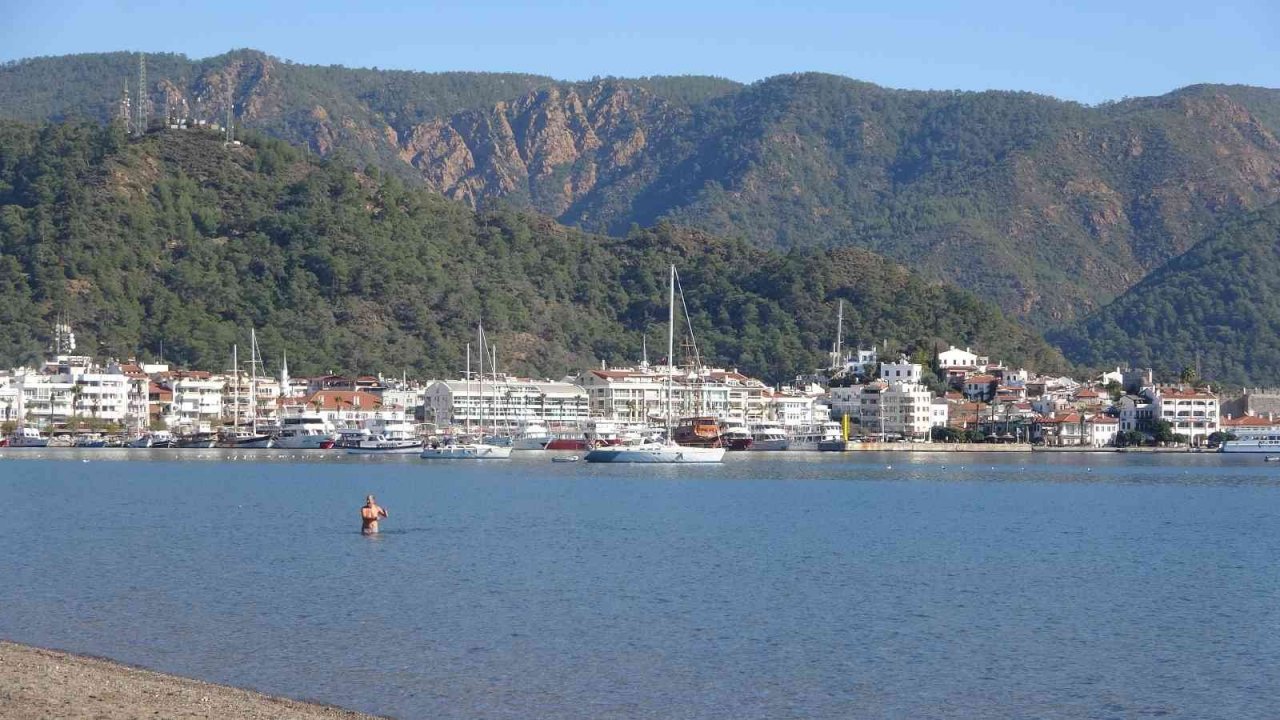 Ülkenin doğusunda kar, Marmaris’te deniz keyfi