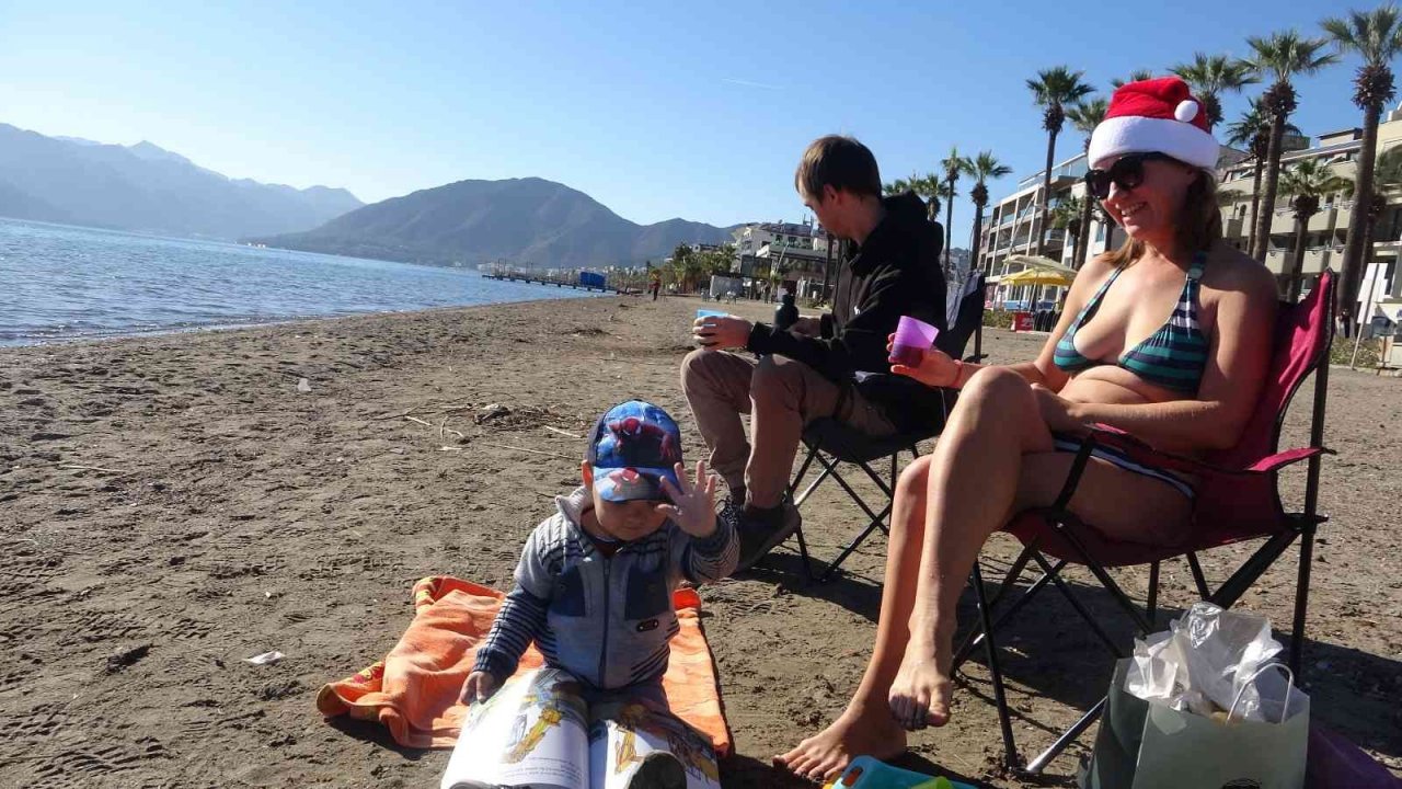 Ülkenin doğusunda kar, Marmaris’te deniz keyfi