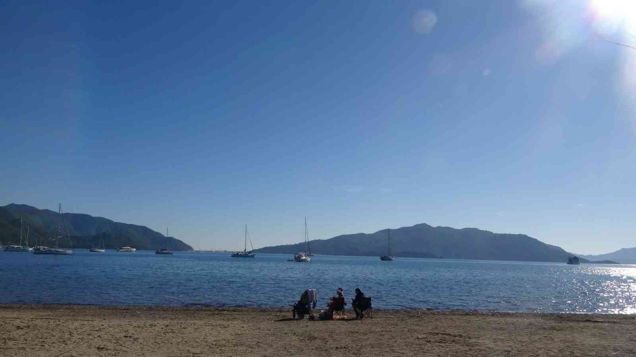 Ülkenin doğusunda kar, Marmaris’te deniz keyfi
