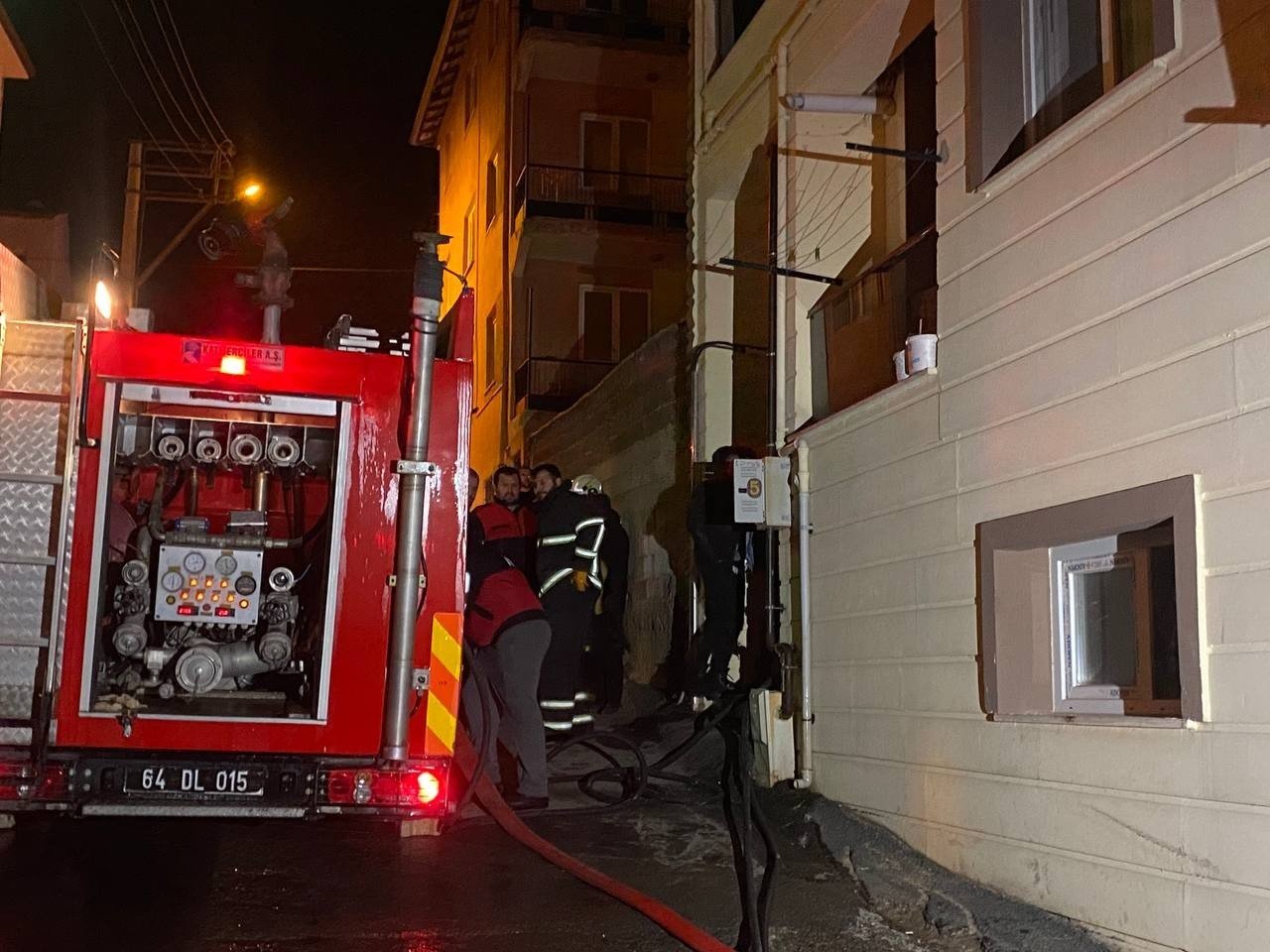 Evde çıkan yangında anne, baba ve çocuk dumandan etkilendi