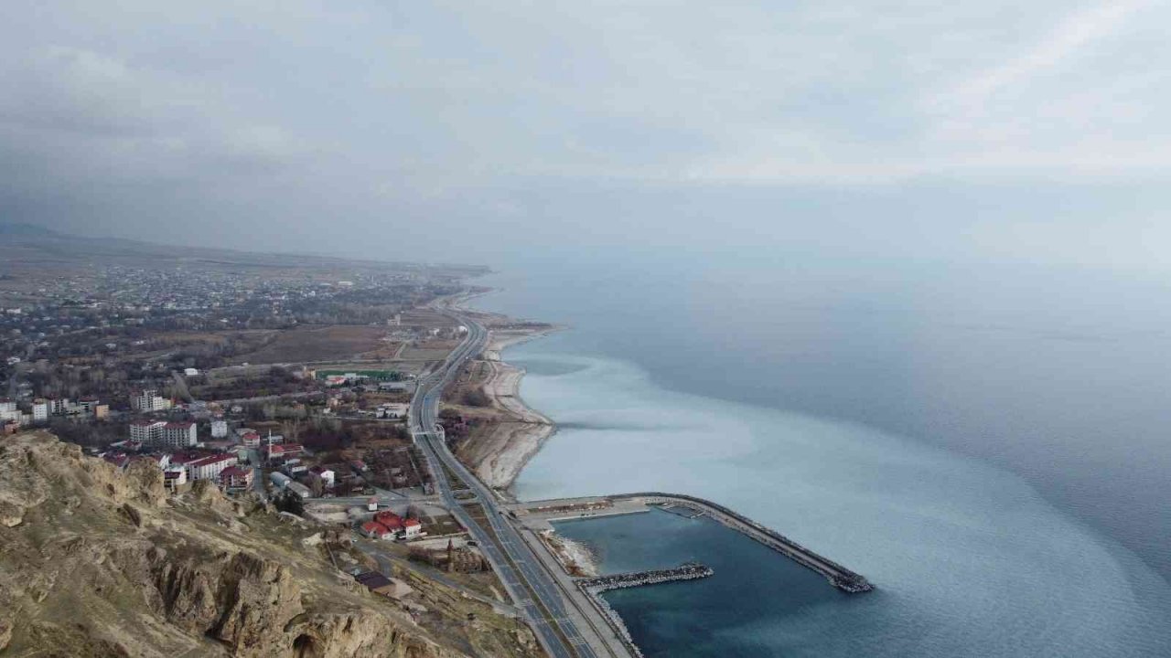 Sular çekilince mikrobiyalitler gün yüzüne çıktı, liman kullanılamaz hale geldi