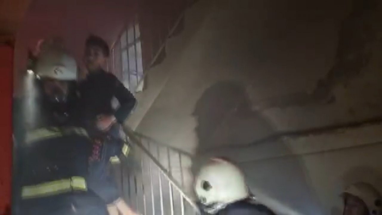 Kahramanmaraş’ta ev yangını: İfaiye erleri 8 kişiyi alevlerin arasından çıkardı