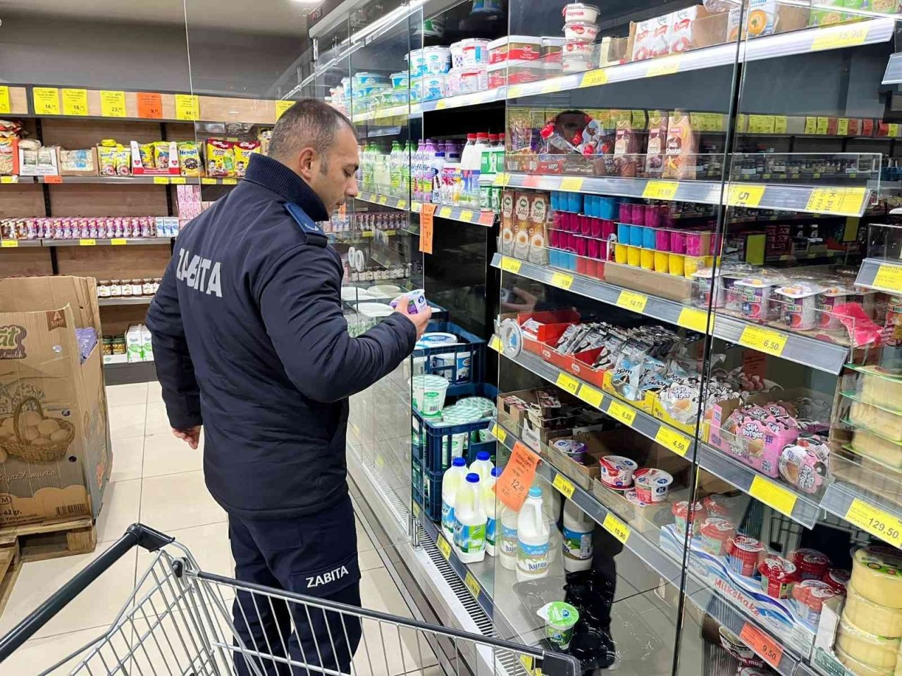 Zabıta ekipleri etiket ve kasa fiyatlarını denetledi