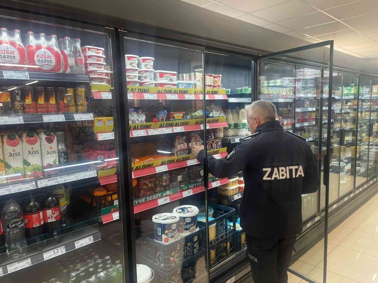 Zabıta ekipleri etiket ve kasa fiyatlarını denetledi