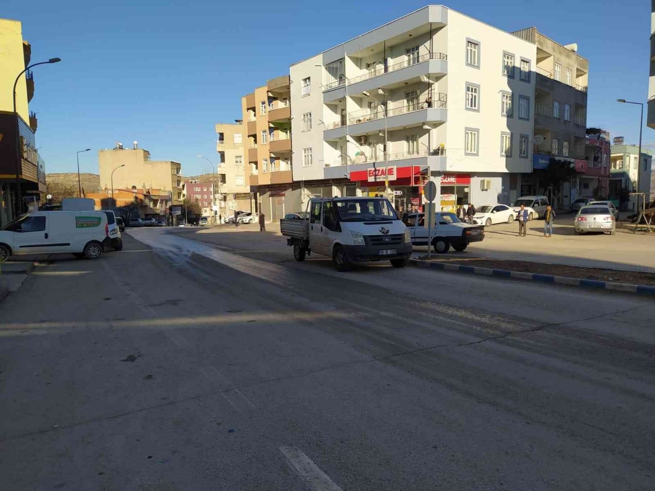 Besni’de 2 araç kafa kafaya çarpıştı