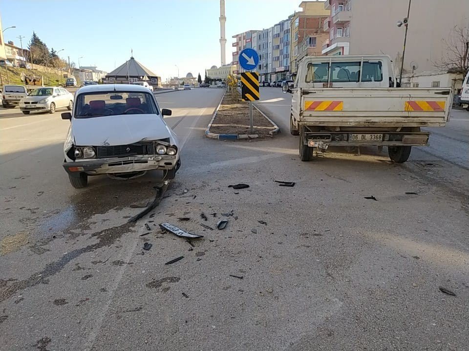 Besni’de 2 araç kafa kafaya çarpıştı