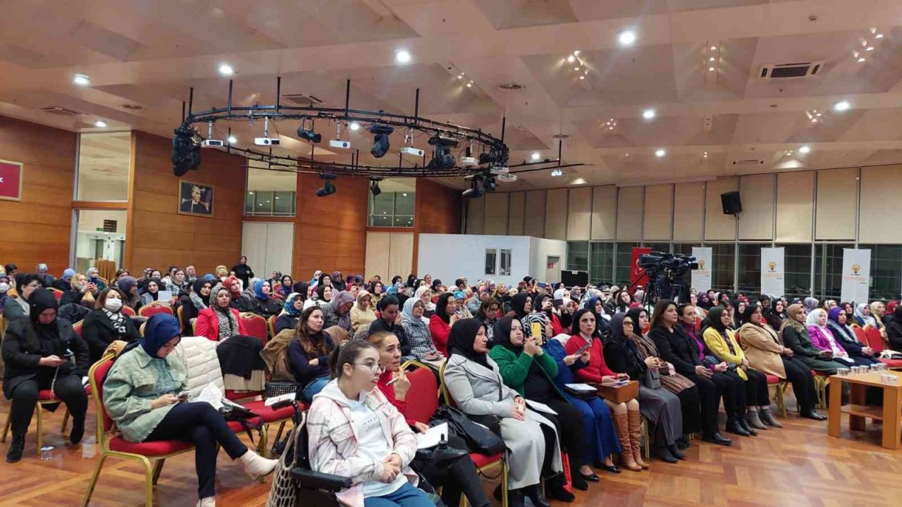 “Siyaset Akademisi Kadın” yoğun katılımla devam ediyor
