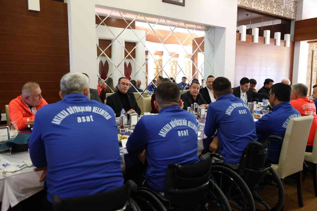 Başkan Böcek tekerlekli basketbol takımı ile buluştu