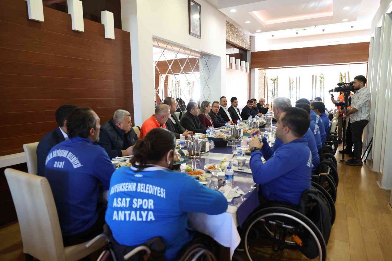 Başkan Böcek tekerlekli basketbol takımı ile buluştu