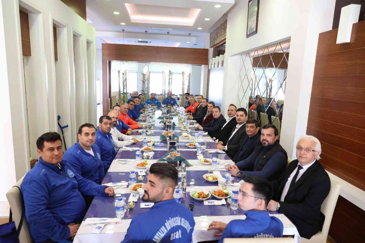 Başkan Böcek tekerlekli basketbol takımı ile buluştu