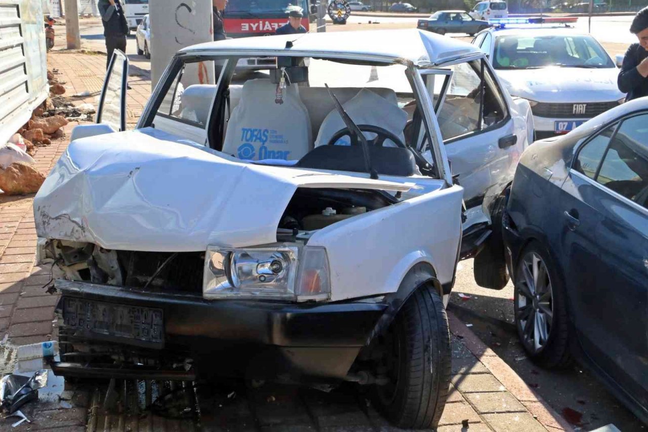 Direksiyon hakimiyetini kaybedince zincirleme kazaya neden oldu: 1 yaralı