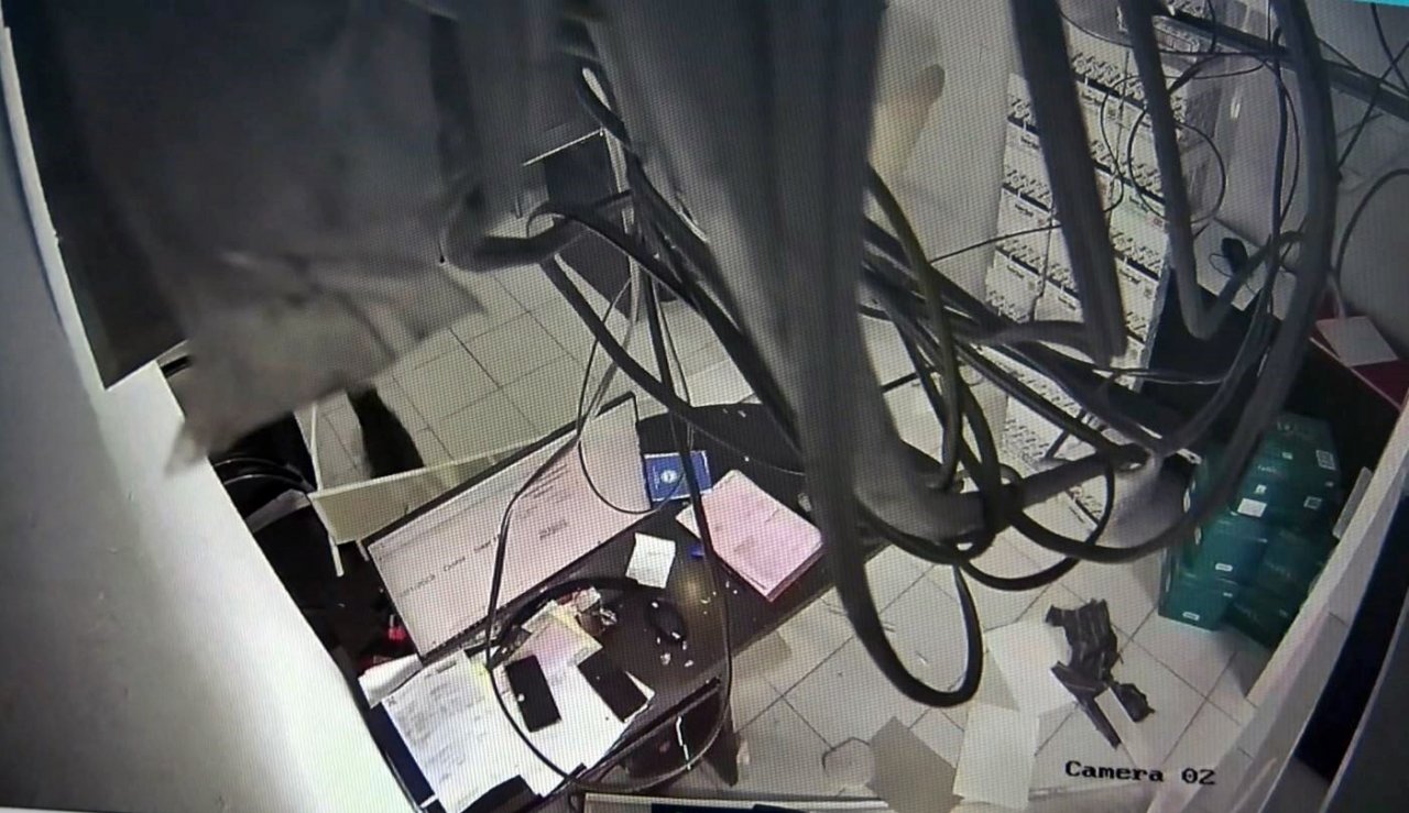 Diyeti bozan obez kedi asma tavanı çökertti