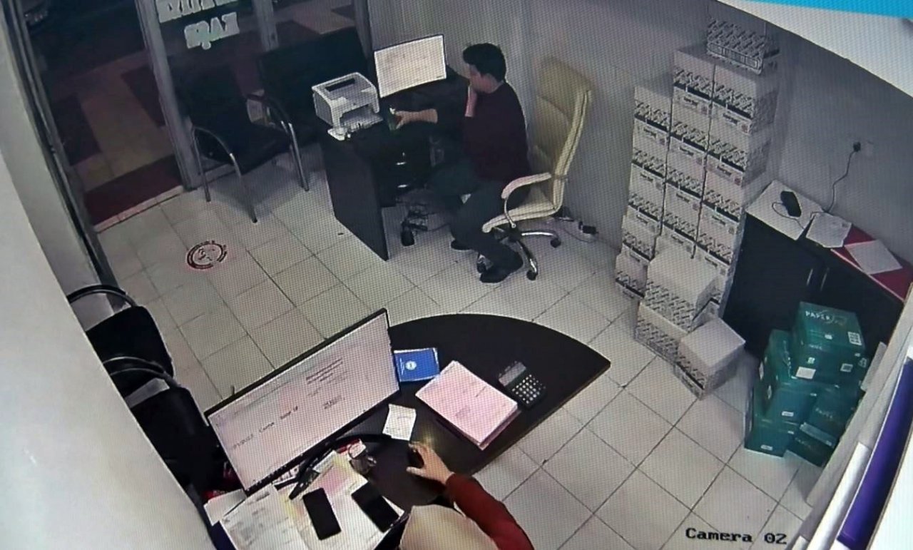 Diyeti bozan obez kedi asma tavanı çökertti