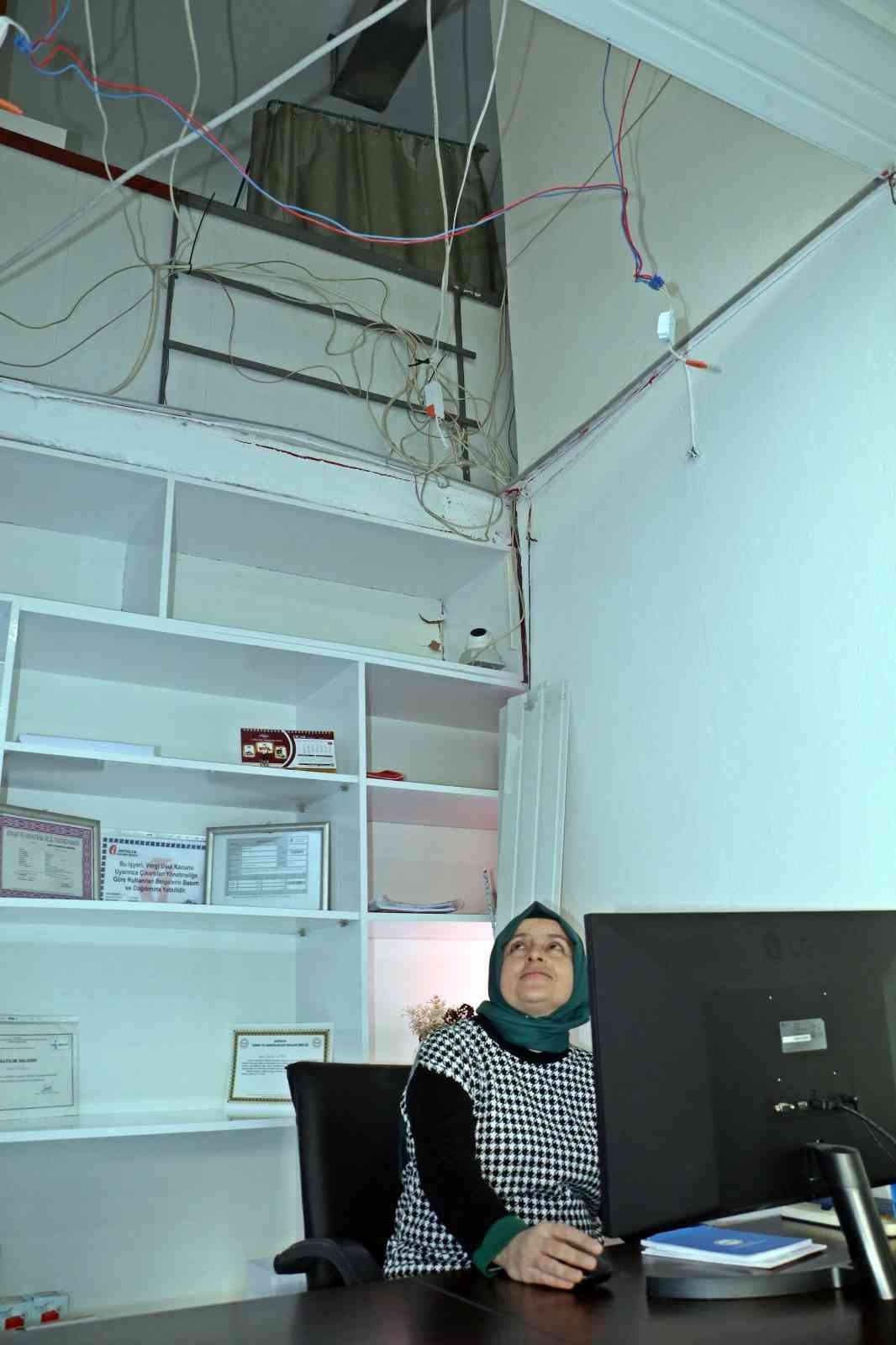 Diyeti bozan obez kedi asma tavanı çökertti