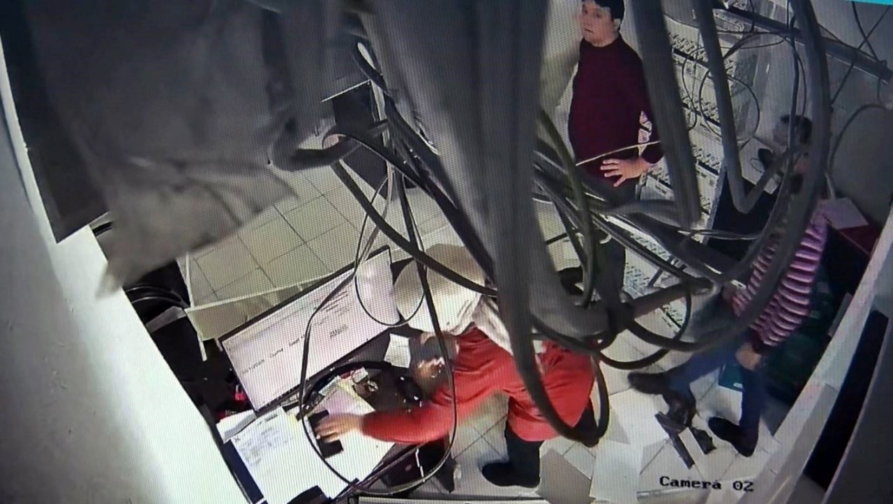 Diyeti bozan obez kedi asma tavanı çökertti