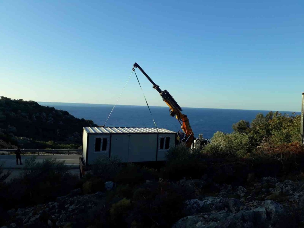 Kaş’ta doğal sit alanındaki 3 kaçak konteyner kaldırıldı